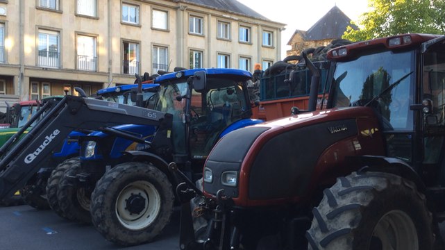 Les agriculteurs manifestent devant l'hôtel de ville