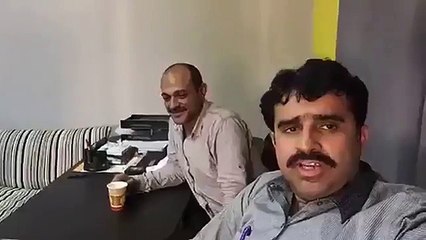 باكستاني يعطي مصري كف