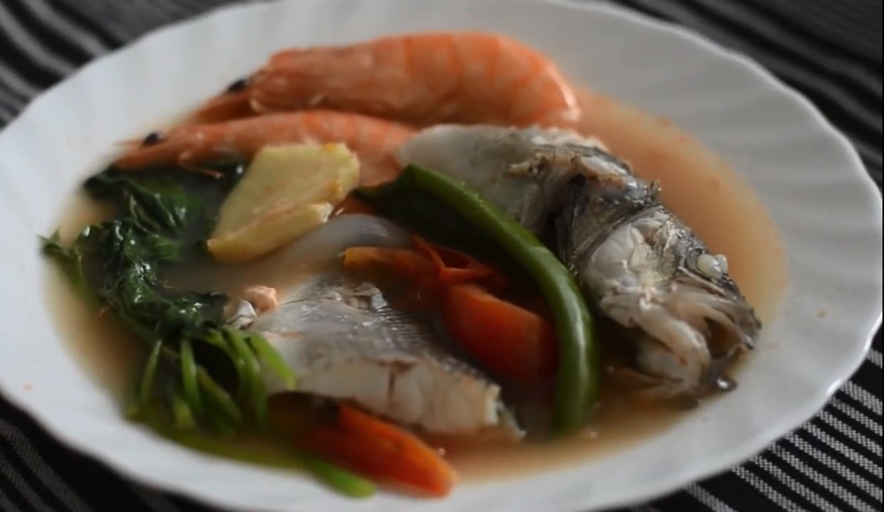 Sinigang na Hipon at Isda (Seafoods Sinigang )