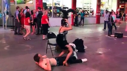 Danzatrice di strada fa pipì per sbaglio mentre balla su un volontario. Oops!!