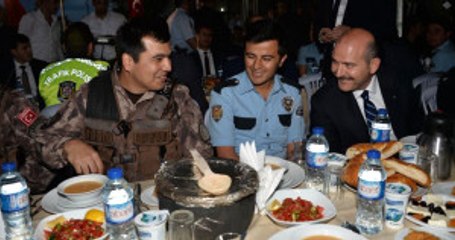 Içişleri Bakanı Soylu, Polislerle Iftar Yaptı