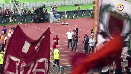 Adepto consegue bola autografada por Totti e ficou lavado em lágrimas