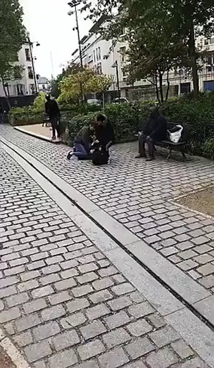 CHOC - Un policier fait un écrasement de tête à un enfant pendant son arrestation à Paris