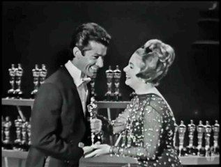 George Chakiris recibe de Shirley Jones el Oscar al Mejor Actor Secundario por "West Side Story"