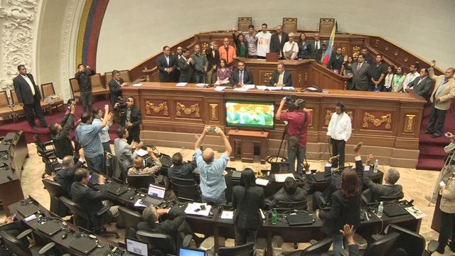 Parlamento venezolano rinde homenaje a símbolos de las protestas opositoras