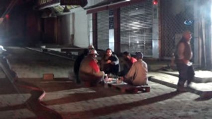 Yangına Aldırmayan İşçiler İtfaiye Işığında Sahur Yaptı