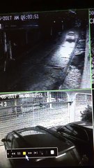 Andreas tenta pular portão de casa na zona sul