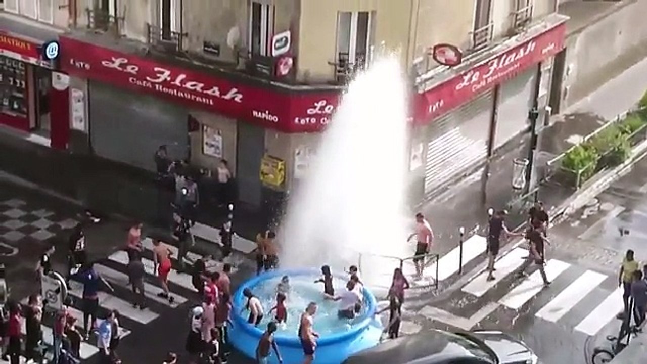 Quand des jeunes explose une bouche d'incendie et installe une piscine en pleine rue !