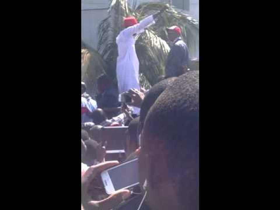 Manifestation devant les locaux de walf le jour du référendum