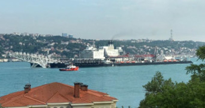 Boğaz'dan Geçen 444 Metrelik Dev Gemi, Tüm Vapur Seferlerini İptal Ettirdi