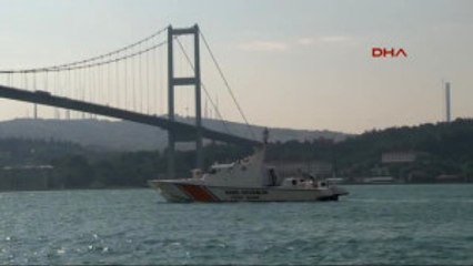 Dev Gemi Istanbul Boğazı'ndan Geçiyor