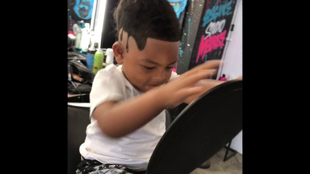 Ce gamin se fait la coupe Drip Drop... Gouttes d'eau sur la tête