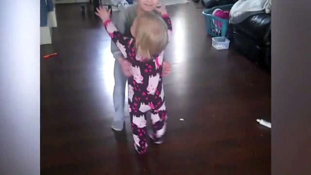 Cette fillette adore danser avec son frere mais ça file vite le tournis
