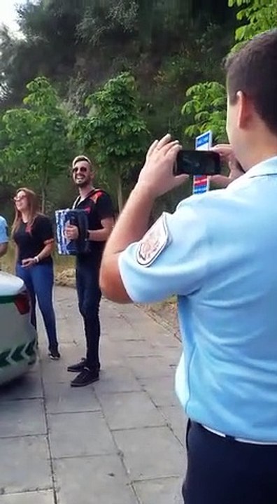 GNR passa multa e é surpreendida com concerto improvisado