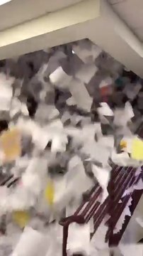 Ces lyceens balancent des tonnes de papiers dans le couloir pour feter la fin des cours