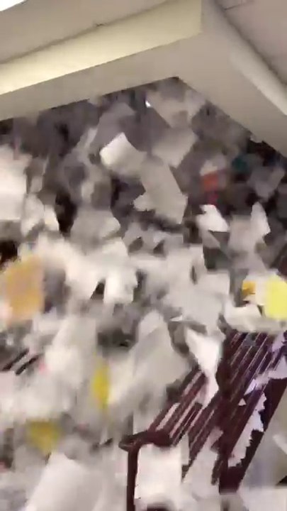 Ces lyceens balancent des tonnes de papiers dans le couloir pour feter la fin des cours