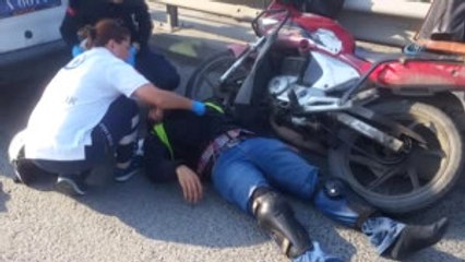 Tem Otoyolu'nda Motosiklet Polis Aracına Çarptı: 1 Yaralı