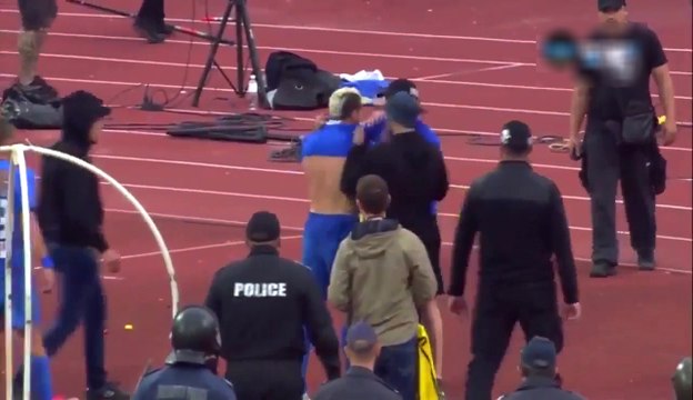 Des joueurs se font prendre leurs maillots par des supporteurs