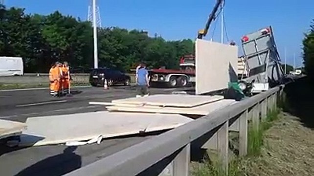 Un camion percute une remorque de balisage sur la E40 et perd son chargement