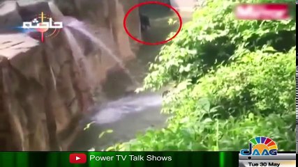 Baby Falls Into Zoo's Gorilla Cage _ Hadsaa Jaag TV ( 480 X 854 )