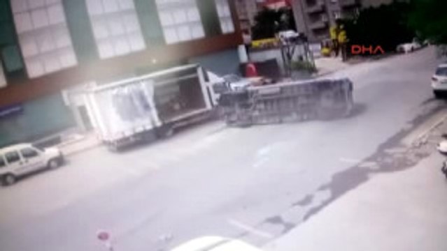 Yolcu Minibüsünün Devrilme Anı Güvenlik Kamerasında