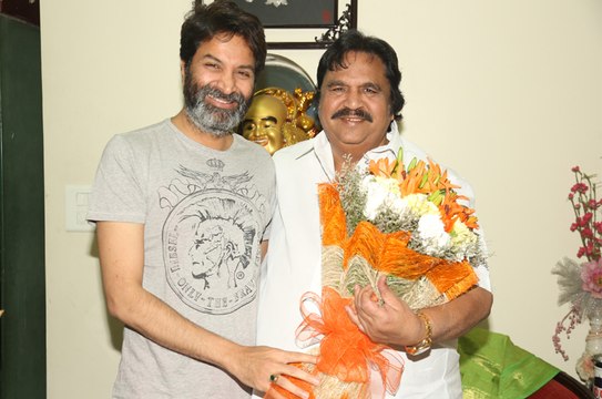 దాసరికి త్రివిక్రమ్ అంతిమ వీడ్కోలు..| Trivikram Srinivas Pay Homage To Dasari Narayana Rao | YOYO TV CHANNEL