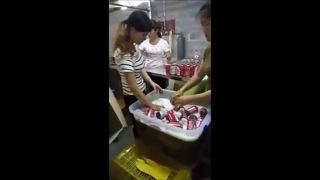 Cette usine illégale produisait de fausses cannettes de bières Budweiser !