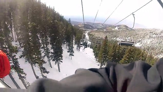 Un jeune fait l'idiot sur un télésiège et finit par tomber !