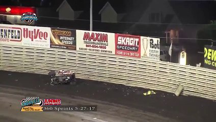 Un pilote de Sprint Car décolle dans les airs après un crash et sort du circuit !