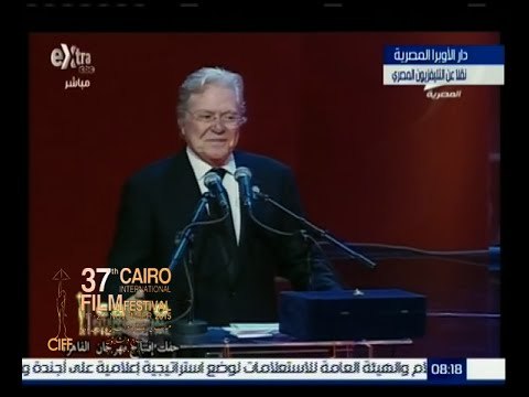 #مهرجان_القاهرة_السينمائي | الفنان حسين فهمي يستلم الجائزة التقديرية للفنانة الراحلة فاتن حمامة