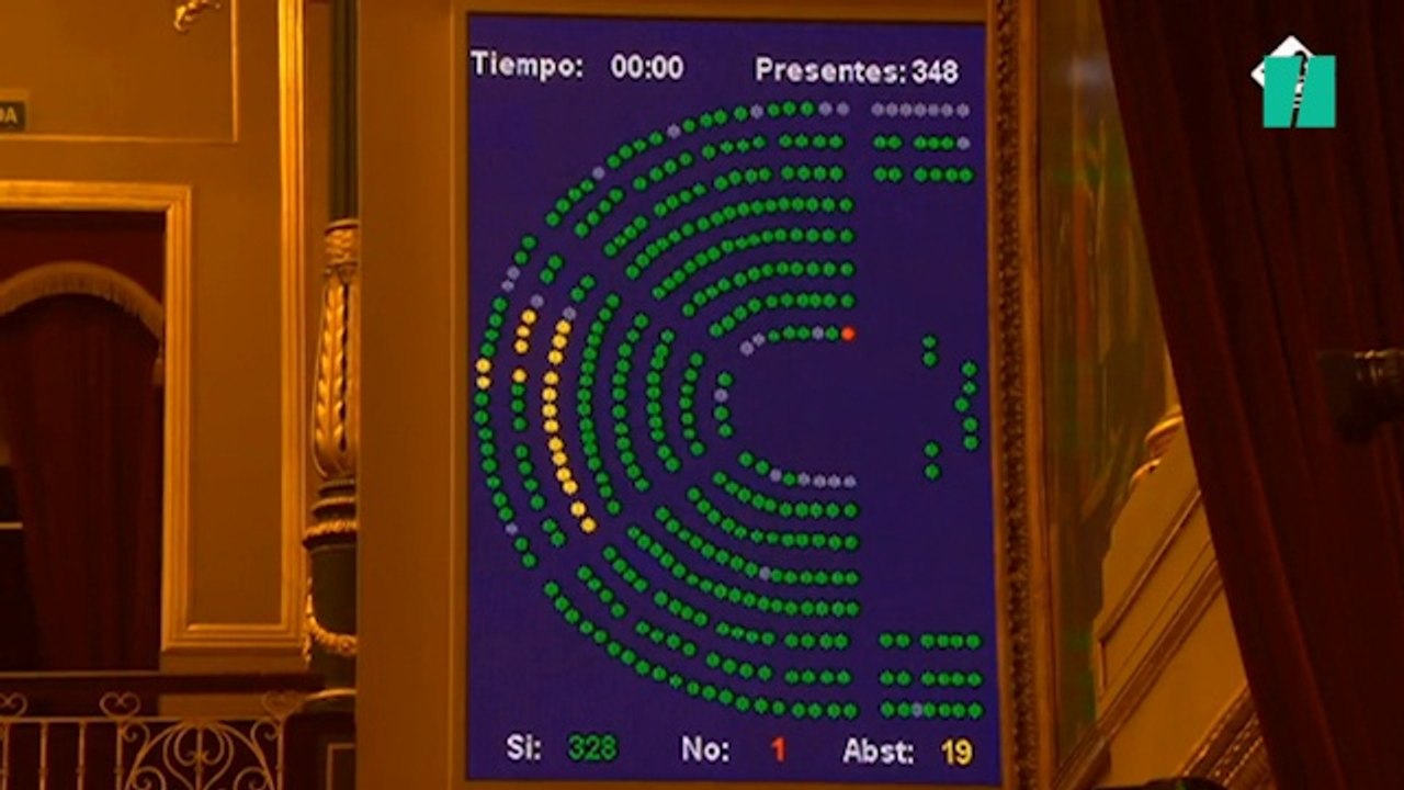 Rajoy se equivoca al votar los Presupuestos Generales del Estado en el Congreso