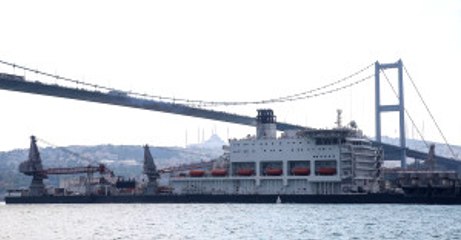 Dev Gemi, Köprüye Birkaç Santimetre Teğet Geçti