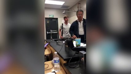 Un élève pète un câble contre son professeur !