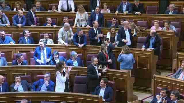 La rotura de un escaño interrumpe unos minutos la votación de presupuestos