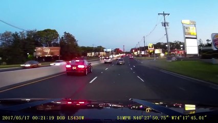 Un motard percute violemment l’arrière d'une voiture en voulant dépasser.