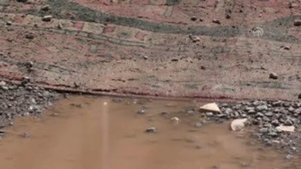 Yoldaki Toz ve Çukuru "Halı"Yla Çözdüler