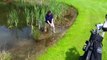un golfeur tente une balle dans l'eau