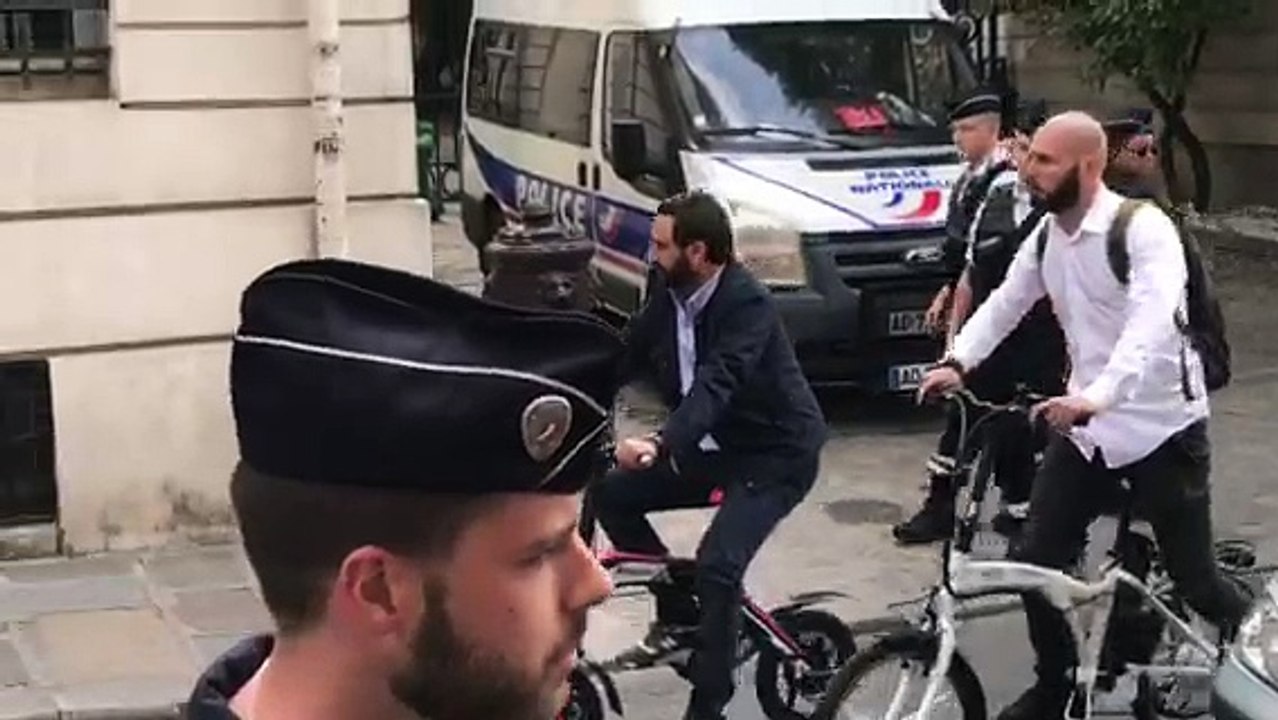 Pied de nez: Cyril Hanouna est arrivé il y a 10 minutes à la convocation de la Secrétaire d'Etat... en vélo