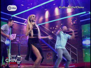 Brenda Carvalho le enseña pasos de baile a Martin Arredondo