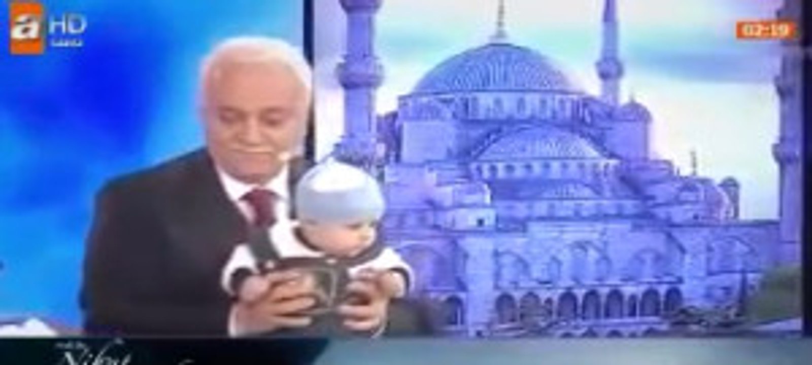 Nihat Hatipoğlu Canlı Yayında İsmi Yeni Verilen Bebeğin Kulağına Ezan Okudu