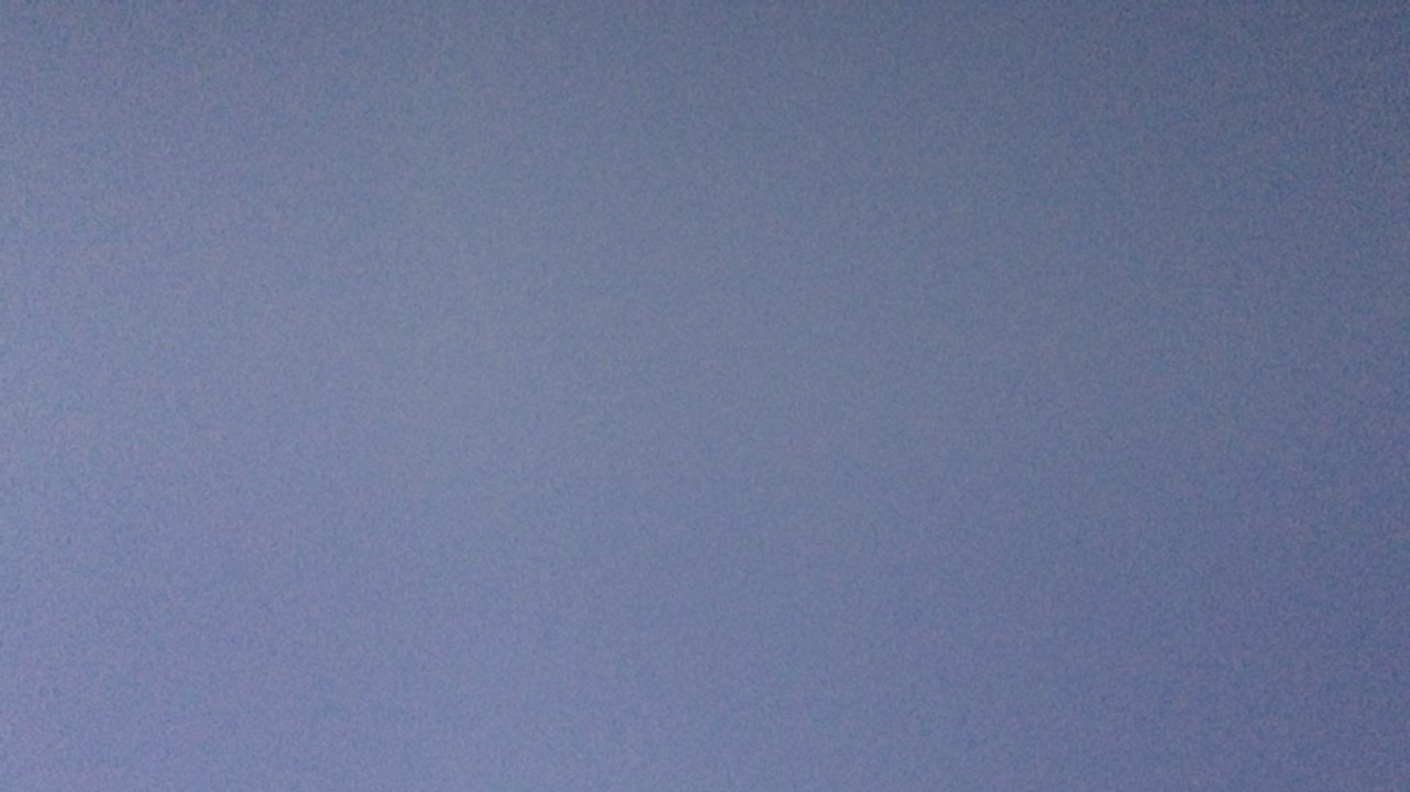 À bord du navire, les passagers saluent Emmanuel Macron