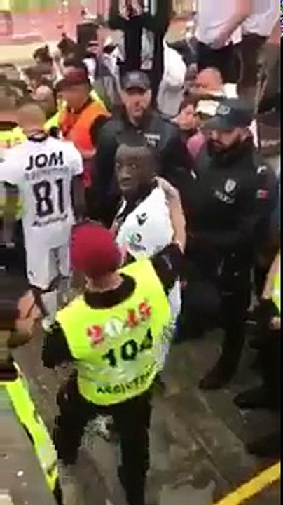 Marega a defender as nossas cores quando um adepto da SLB diz " O Porto é merda".