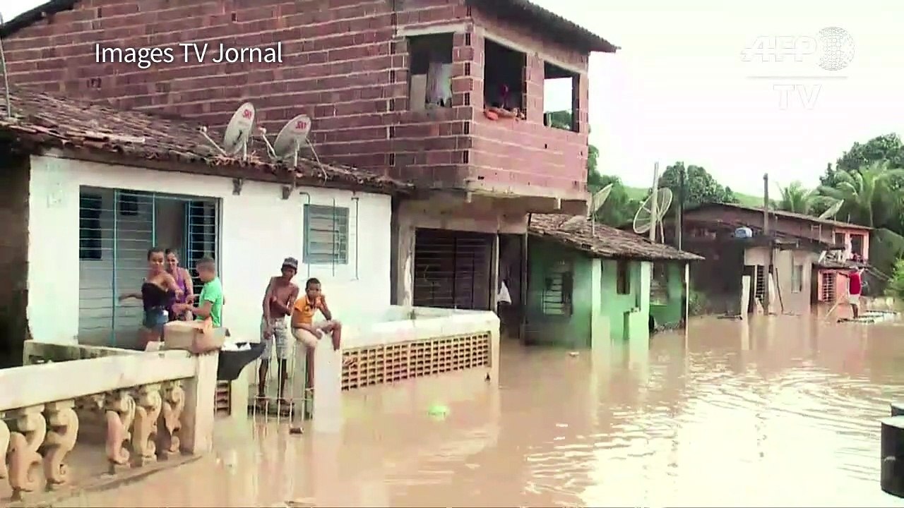 Brésil: inondations et glissements de terrain d...