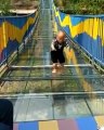 Ce nain essaye de remonter un pont en verre... FAIL