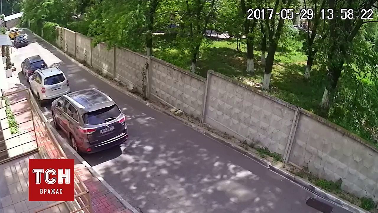 Enorme explosion d'une canalisation d'eau sous la route !