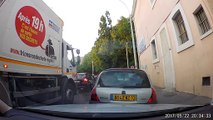 Marseille: Un éboueur filmé en train de jeter des ordures par la fenêtre de son camion