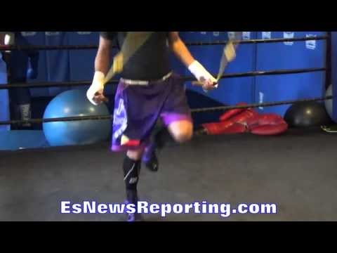 RING & WBO Light Flyweight CHAMP Donnie Nietes SICK jump rope SKILLS! Jumps on 1 leg!!!