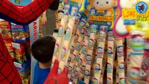 Anh em NGƯỜI NHỆN NHÍ đi siêu thị mua kẹo mút khổng lồ ♥ Video siêu nhân Ngư