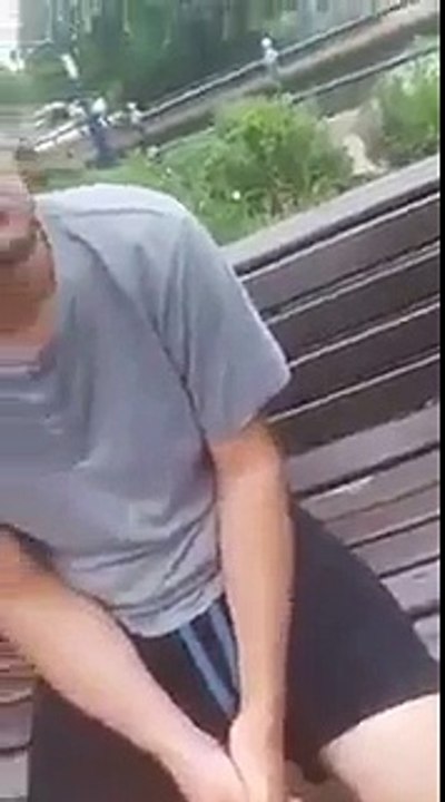 2 réfugiés volent des fleurs du Memorial des victimes du bombardement du Manchester