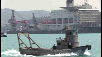 El mayor buque del mundo navega por el Bósforo